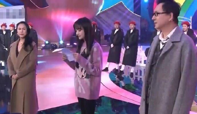 毛衣|郑爽一家三口首次夏晚彩排，穿2千毛衣C位出镜，爸妈面前变乖乖女