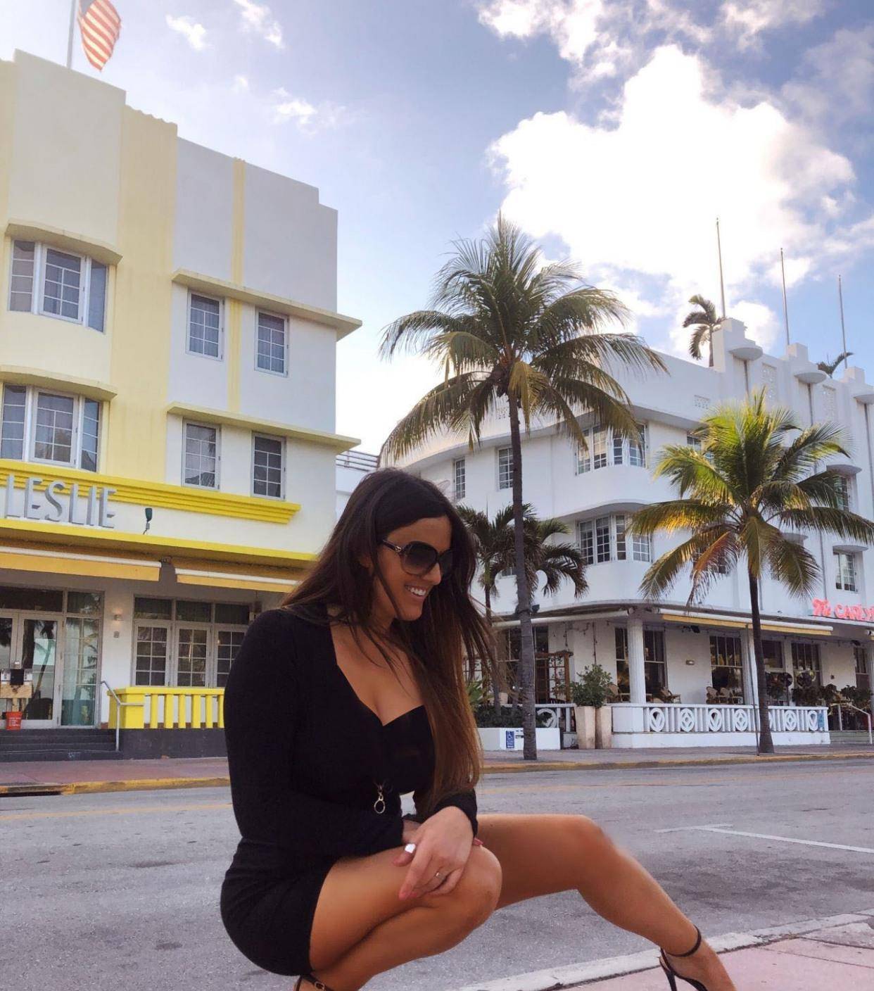 漂亮|克劳迪娅·罗曼尼穿黑色紧身迷你连衣裙，展现曲线之美，动感有型