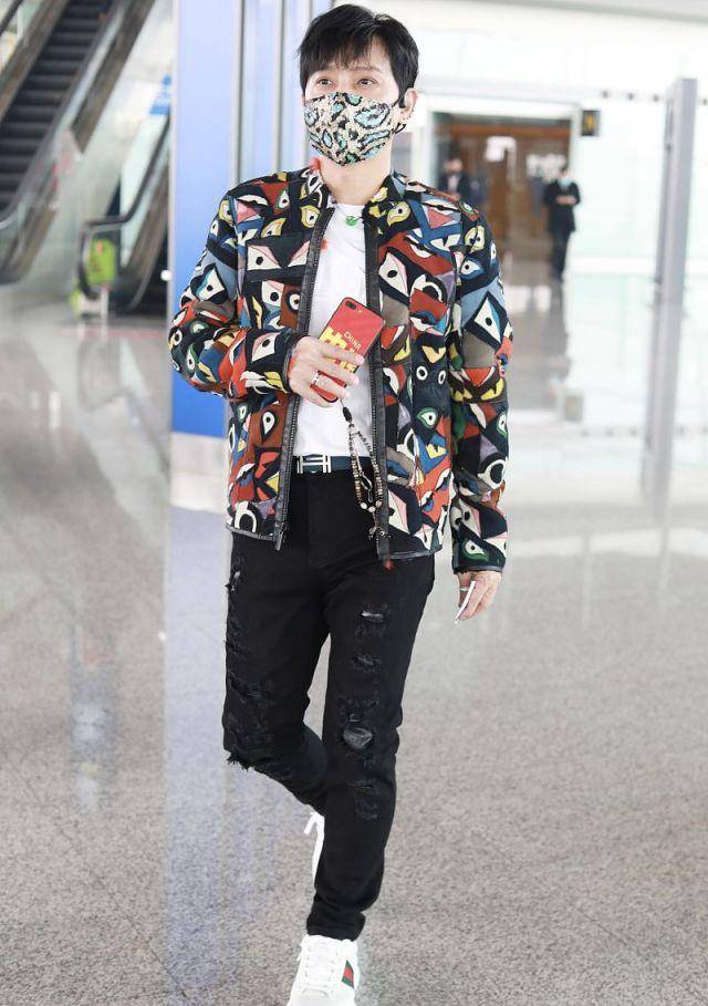 设计|陈志朋瘦了太显嫩！印花夹克配白T恤清爽减龄，中年男人都该学学