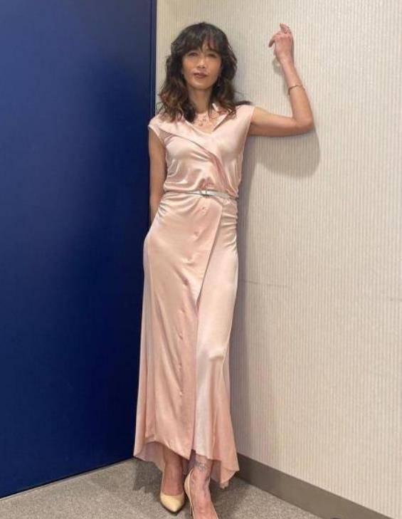 真丝|工藤静香真的51岁啦？穿灰色网纱裙配卷发梦幻优雅，美得不像话