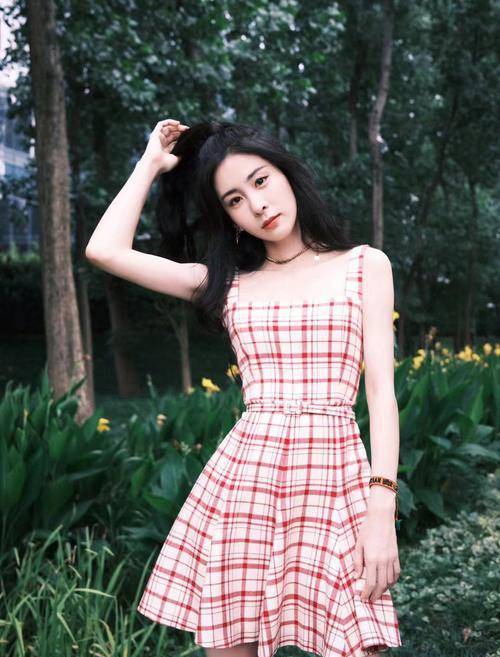 一身|趁着夏天还在，跟着张碧晨穿一身格子连衣裙，甜甜的很可爱