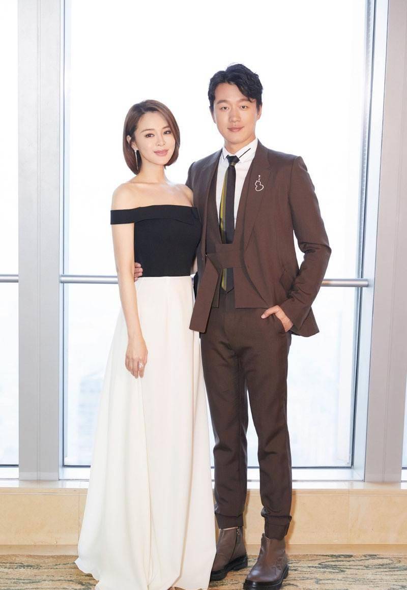 佟大为|佟大为老婆带女儿走机场,老大身高超妈妈,老二和爸爸共用一双眼