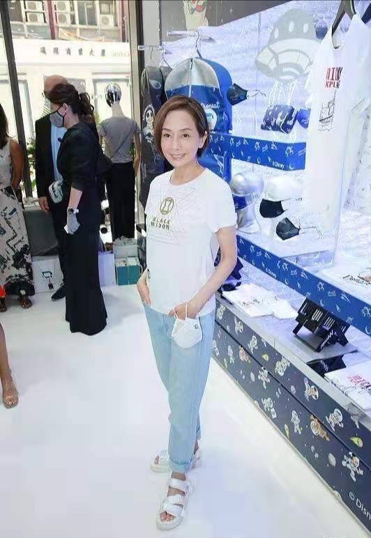 氛围|张国荣前女友最新近照,61岁状态超好,淡妆出镜秒杀旁边暴露女?