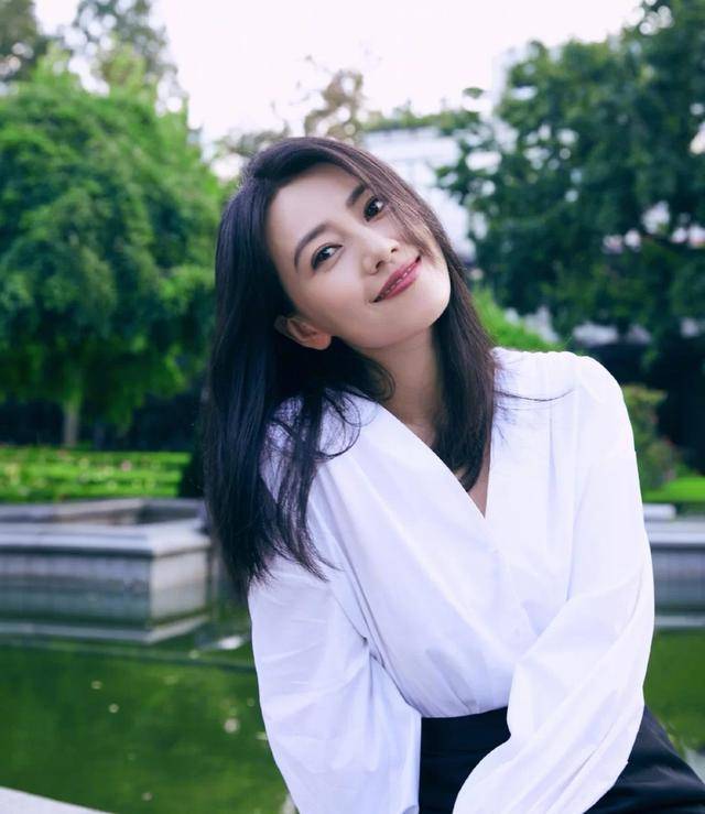 显得|真正层次高的女人，都脱下了裤装，快跟着高圆圆穿裙装