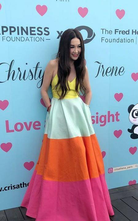 上半身|温碧霞自信过头了，54岁还敢穿低领吊带裙，身材干瘪却很有女人味