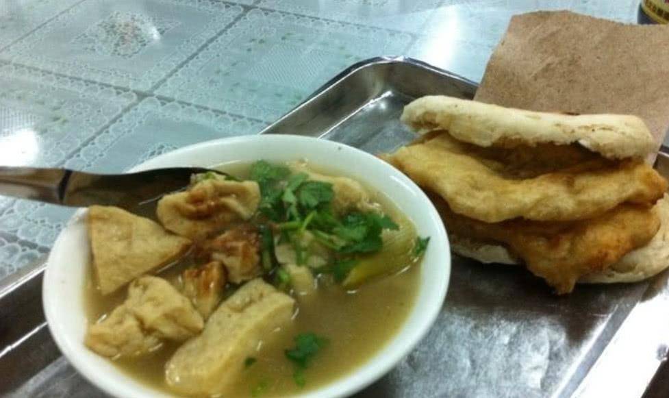 因为|老北京人早餐爱吃“一套”,烧饼夹油饼,配碗豆腐脑还不到10元