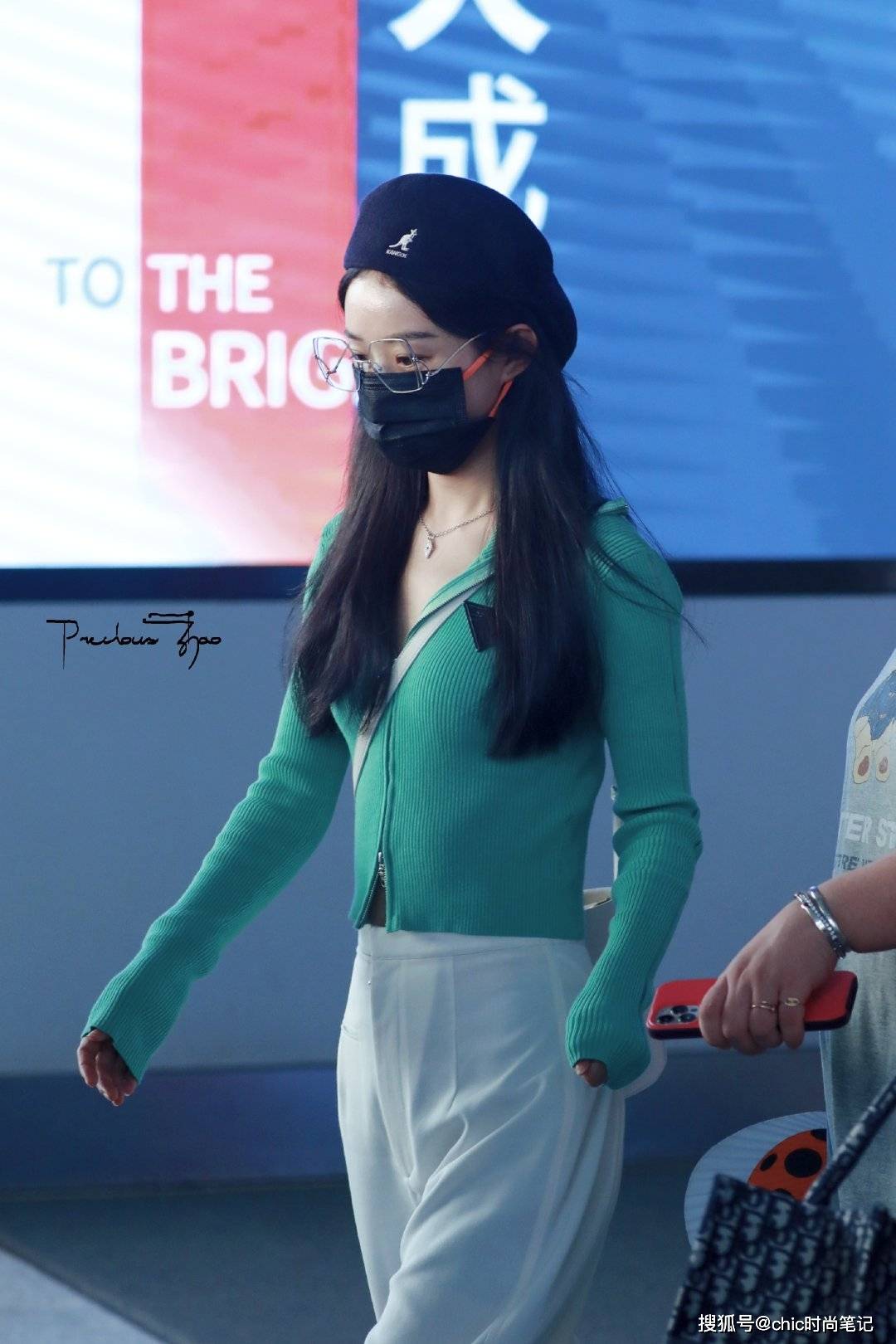 英气|连赵丽颖的机场穿搭都越来越女团，只是因为一件针织衫