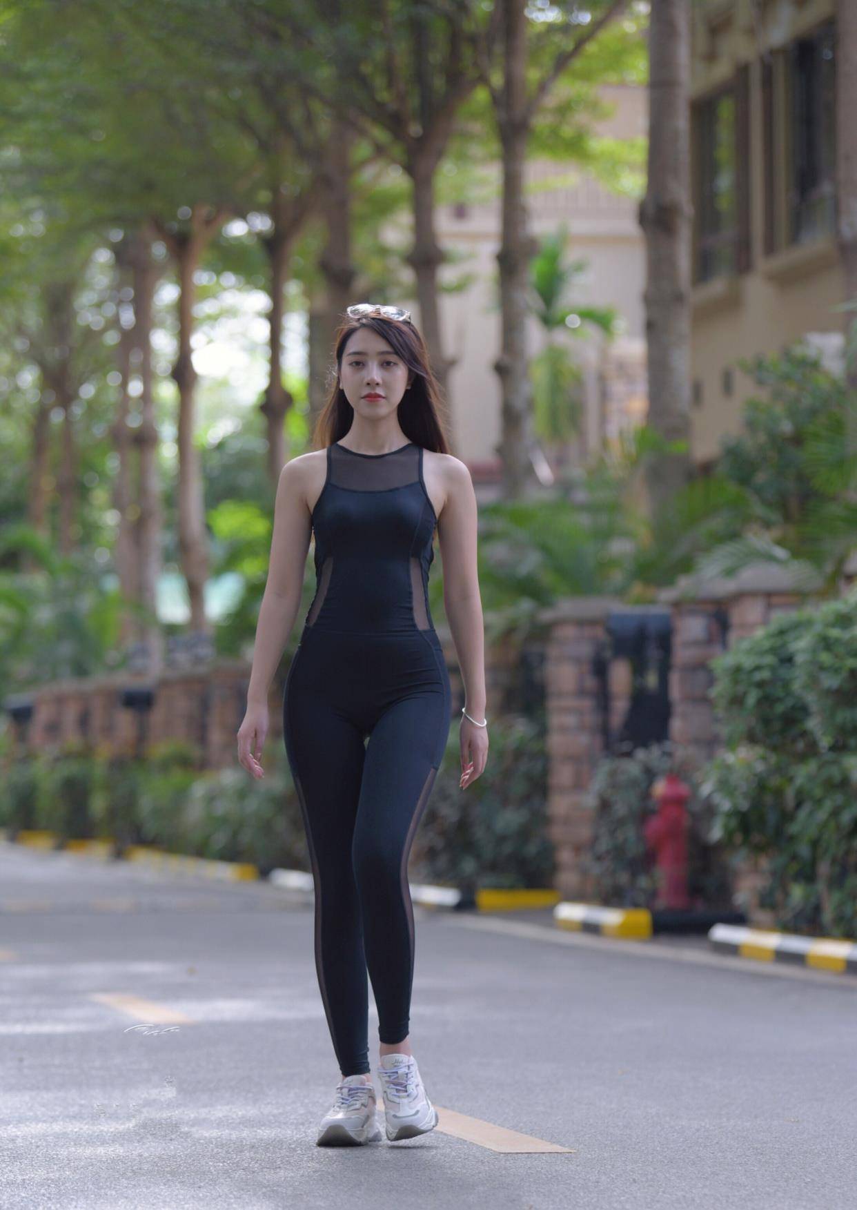 服装|黑色一体瑜伽衣,超弹得体,时尚运动两不误!