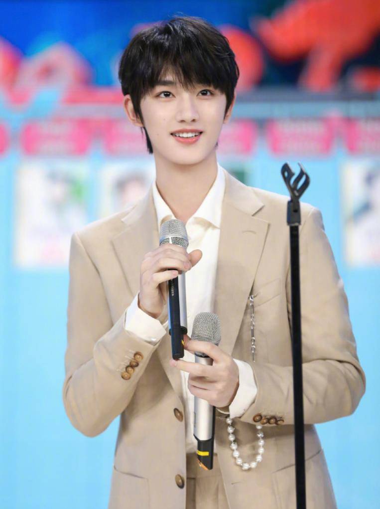 张雨绮|丁程鑫通过考察，成快本第六位主持人！观众却不满表示：爷青结