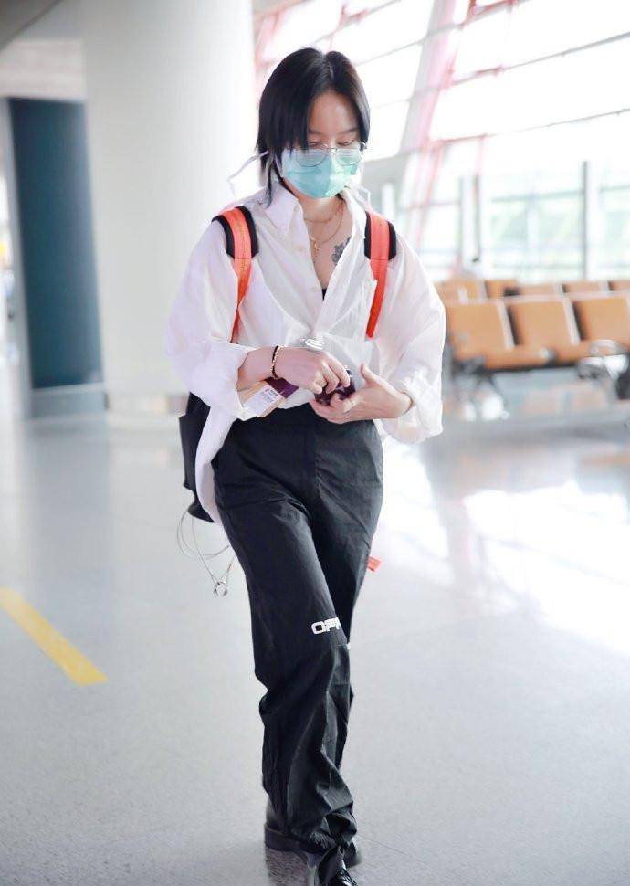 好身材|周笔畅可真奔放，穿衬衫只系两颗扣秀事业线，刺青意外抢镜太时髦