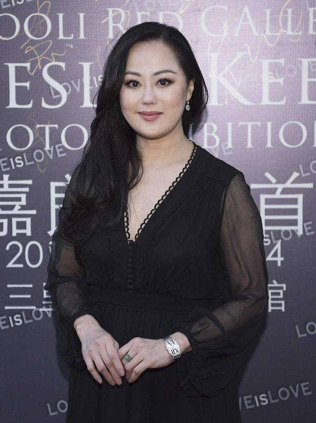 青春|章小蕙真是风情万种，V领薄纱长裙优雅温柔，高贵典雅好有女神范