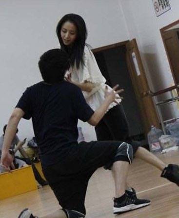 佟丽娅|网友在飞机上偶遇佟丽娅，素颜是很黄没多漂亮，但气质确实清纯！