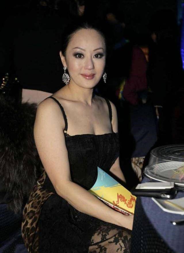 青春|章小蕙真是风情万种，V领薄纱长裙优雅温柔，高贵典雅好有女神范