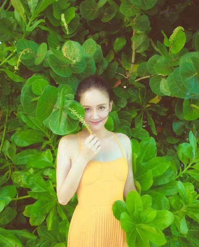 黑色|这个流行色太难穿?真人示范穿对了超显白,还会让心情变明亮!