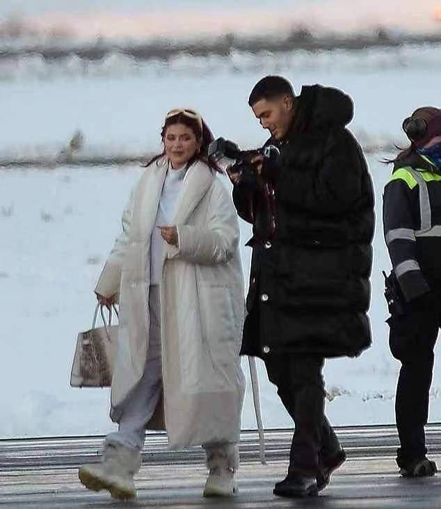 雪地|金小妹太豪横！拎百万元铂金包出门滑雪，肯豆雪地露腰真不怕冷