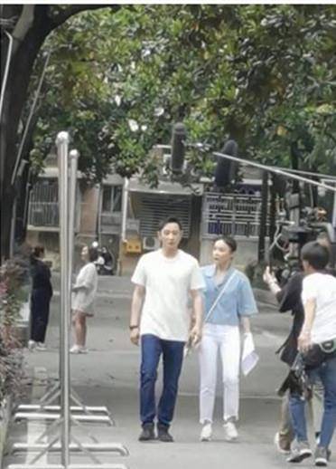 身材|39岁罗晋新剧路透照，穿T恤牛仔裤胖到认不出，生图大肚腩成焦点