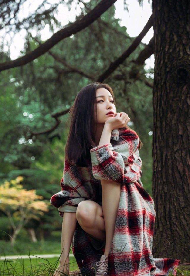 女生|倪妮在气质这块没输过，长款格纹外套配露脐装时髦精致，利落大气
