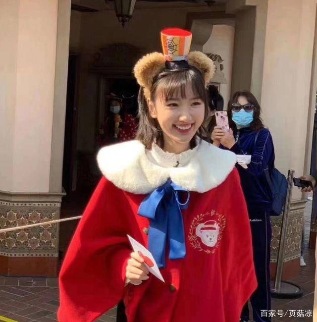 父亲|32岁毛晓彤美成公主回家，扮红皇后却造型扑街，命途多舛终爆红