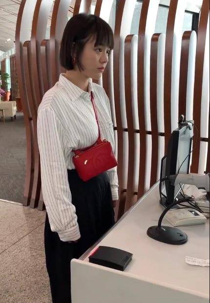 身材|马思纯的“学妹头”太可了！身穿条纹衬衫走机场，呆萌样子超可爱