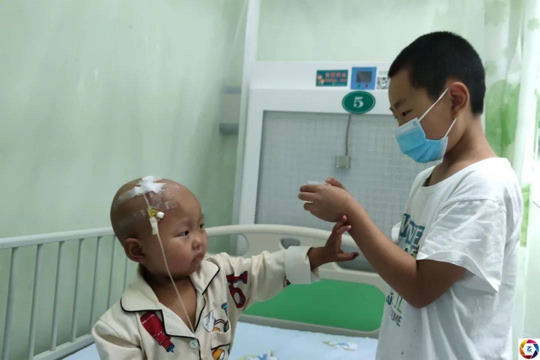 母亲|病房里，10岁哥哥暑假帮妈妈照顾患病的妹妹，看了让人心疼