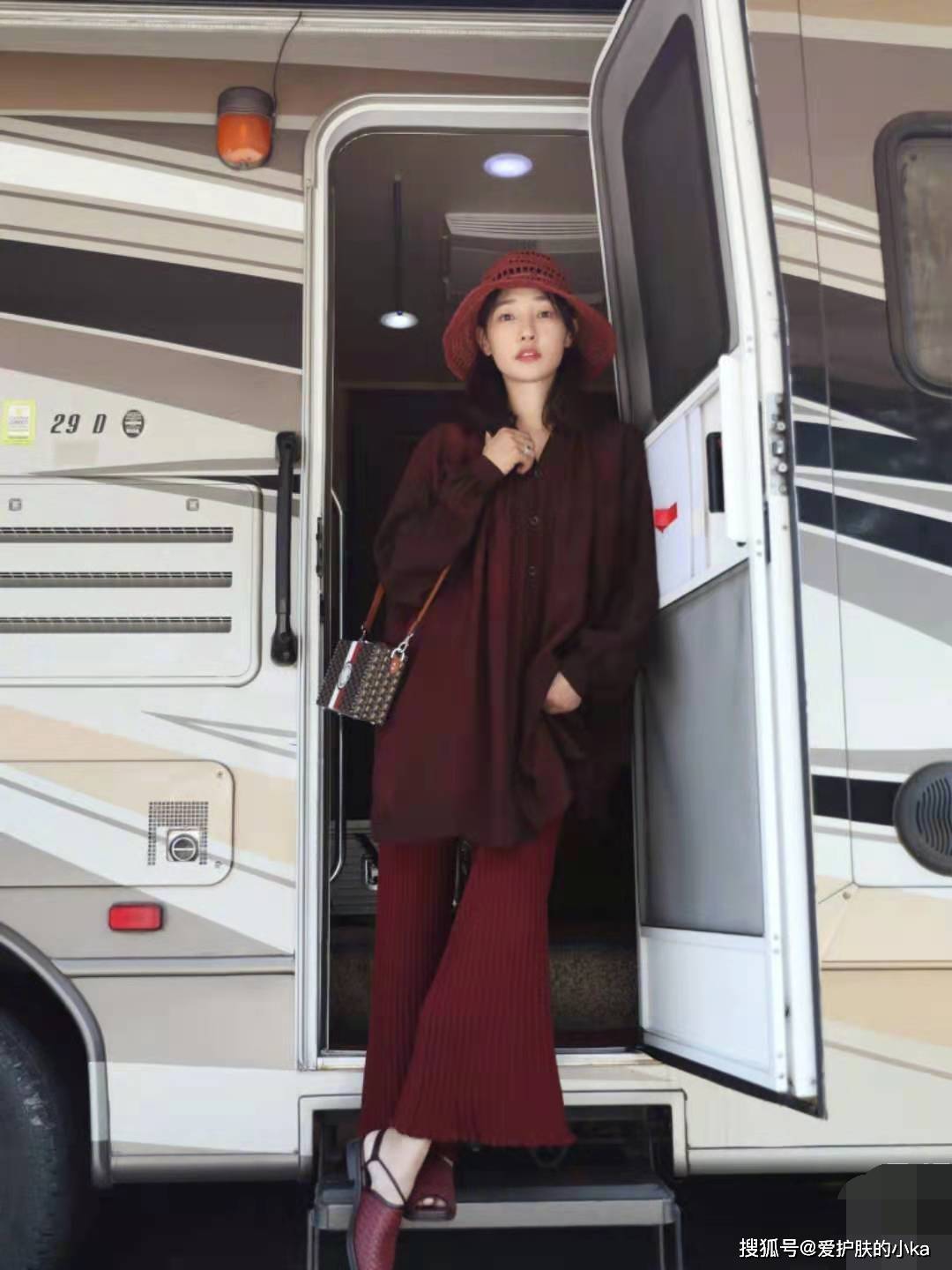 黑色|白百何不像当妈的人,穿一身带闪的黑又潮又酷,穿搭年轻就是减龄