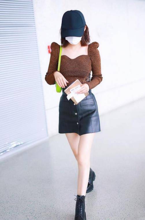 设计|李沁真时髦！一身暗色穿搭看着成熟却不显老，“腋下包”真有品位