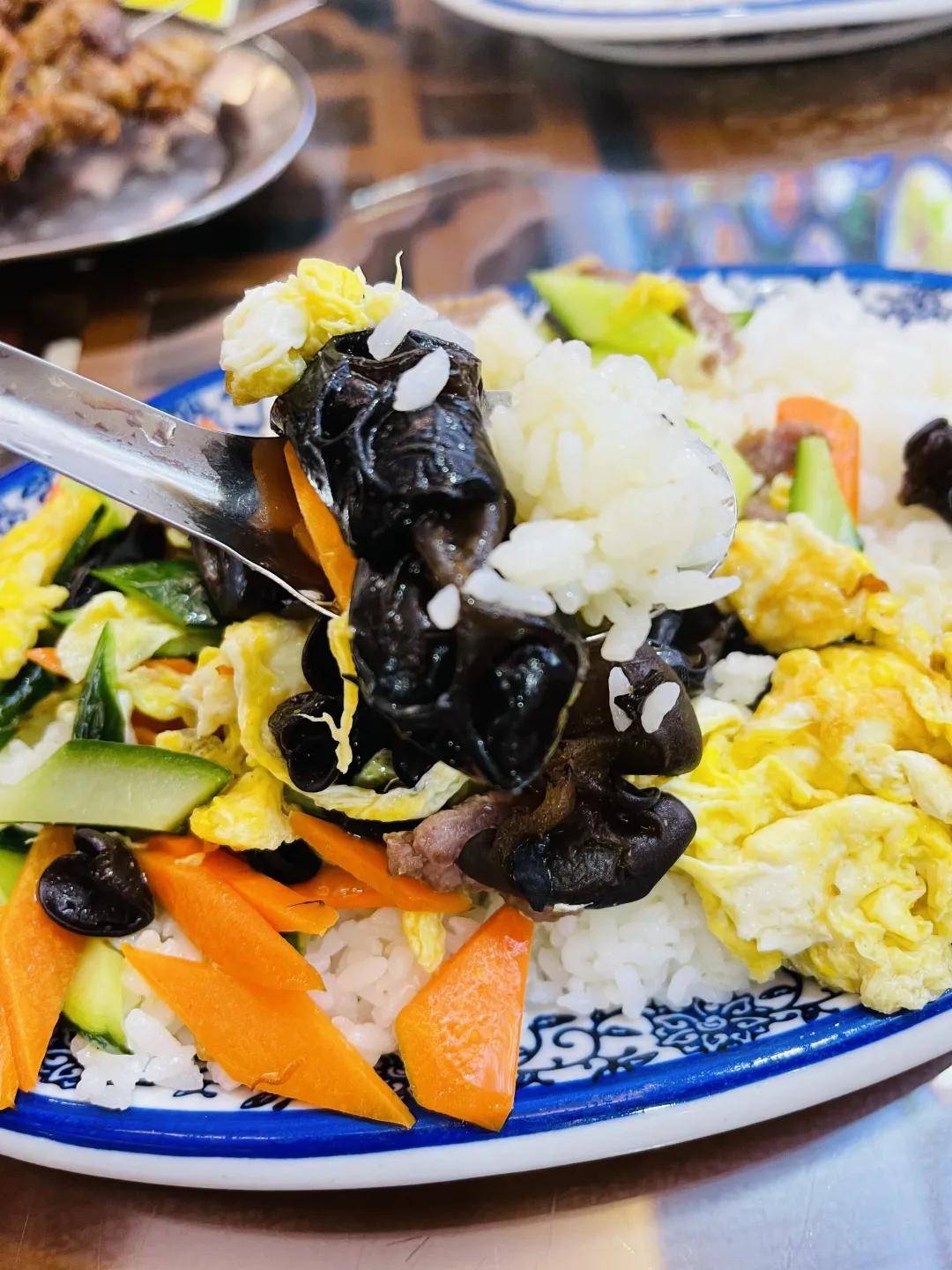 米饭给的特别多,木须肉实话实说相对看起来有点少,但绝对够吃.