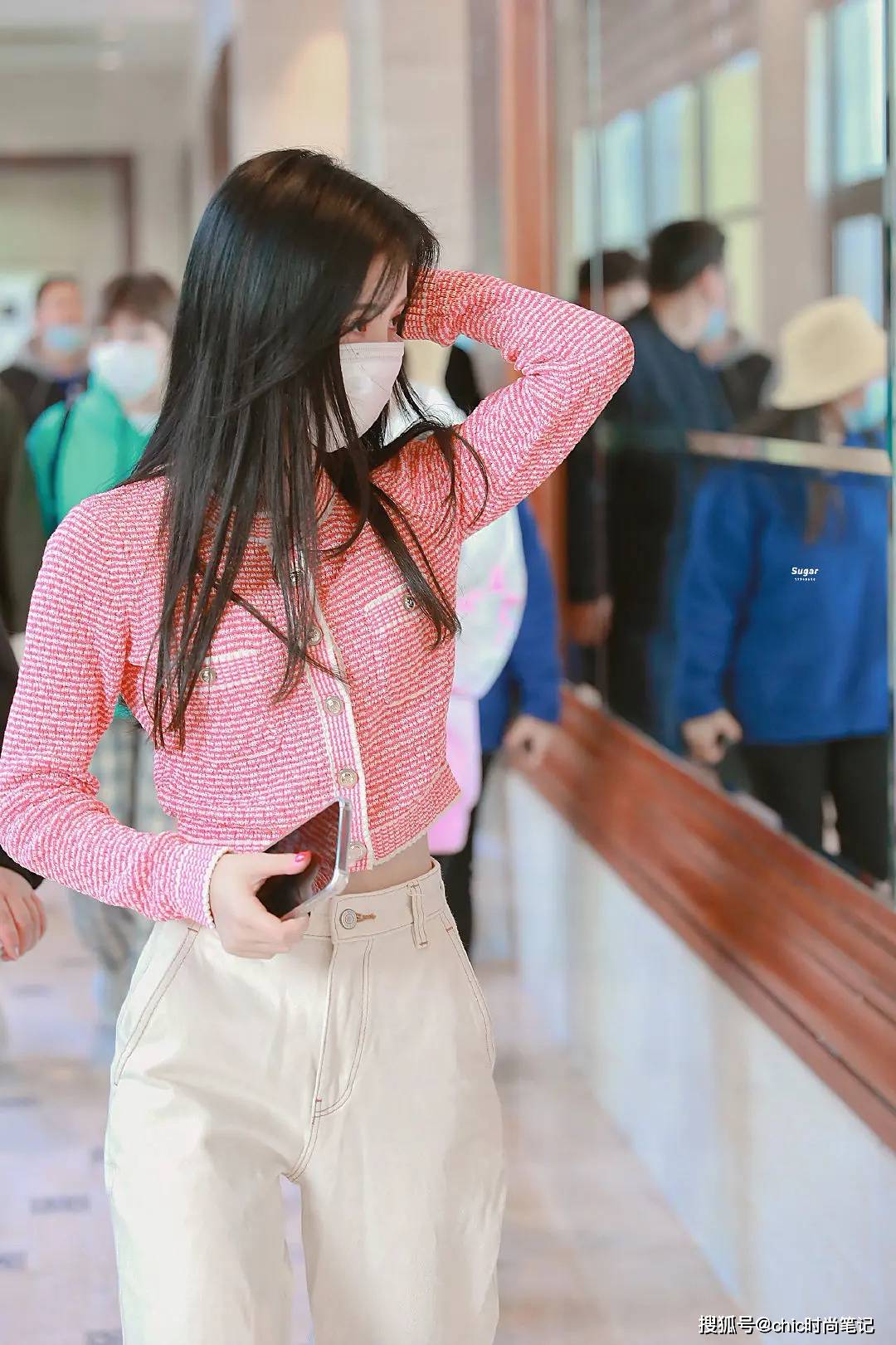 英气|连赵丽颖的机场穿搭都越来越女团，只是因为一件针织衫