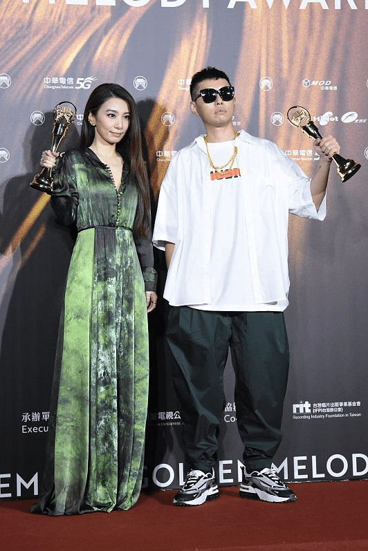 服装|金曲奖最佳女歌手田馥甄实至名归,穿绿裙美若天仙,看着真养眼