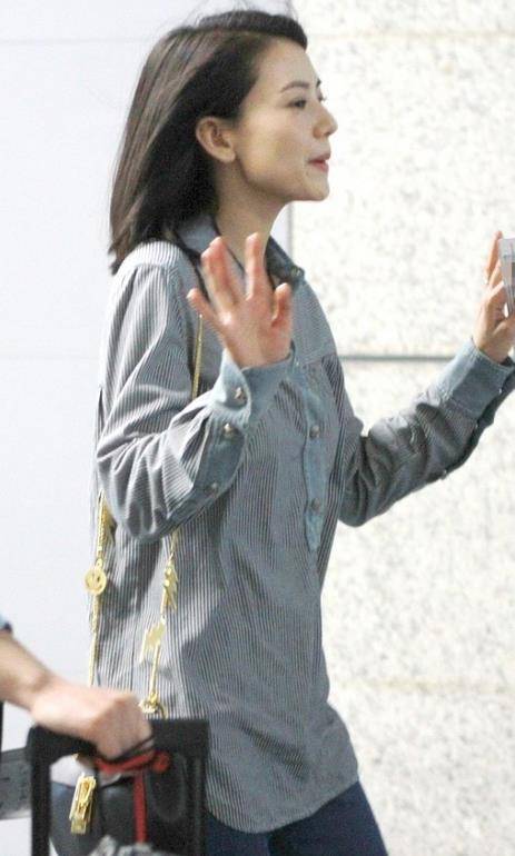 下装|高圆圆的美无需过多修饰,穿朴素衬衫配阔腿裤,人群中美得好醒目