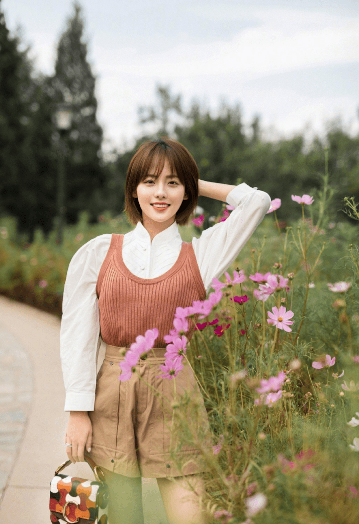 仙女|“辣妈”张嘉倪还有学生气,一身休闲清爽穿搭,真看不出30多岁