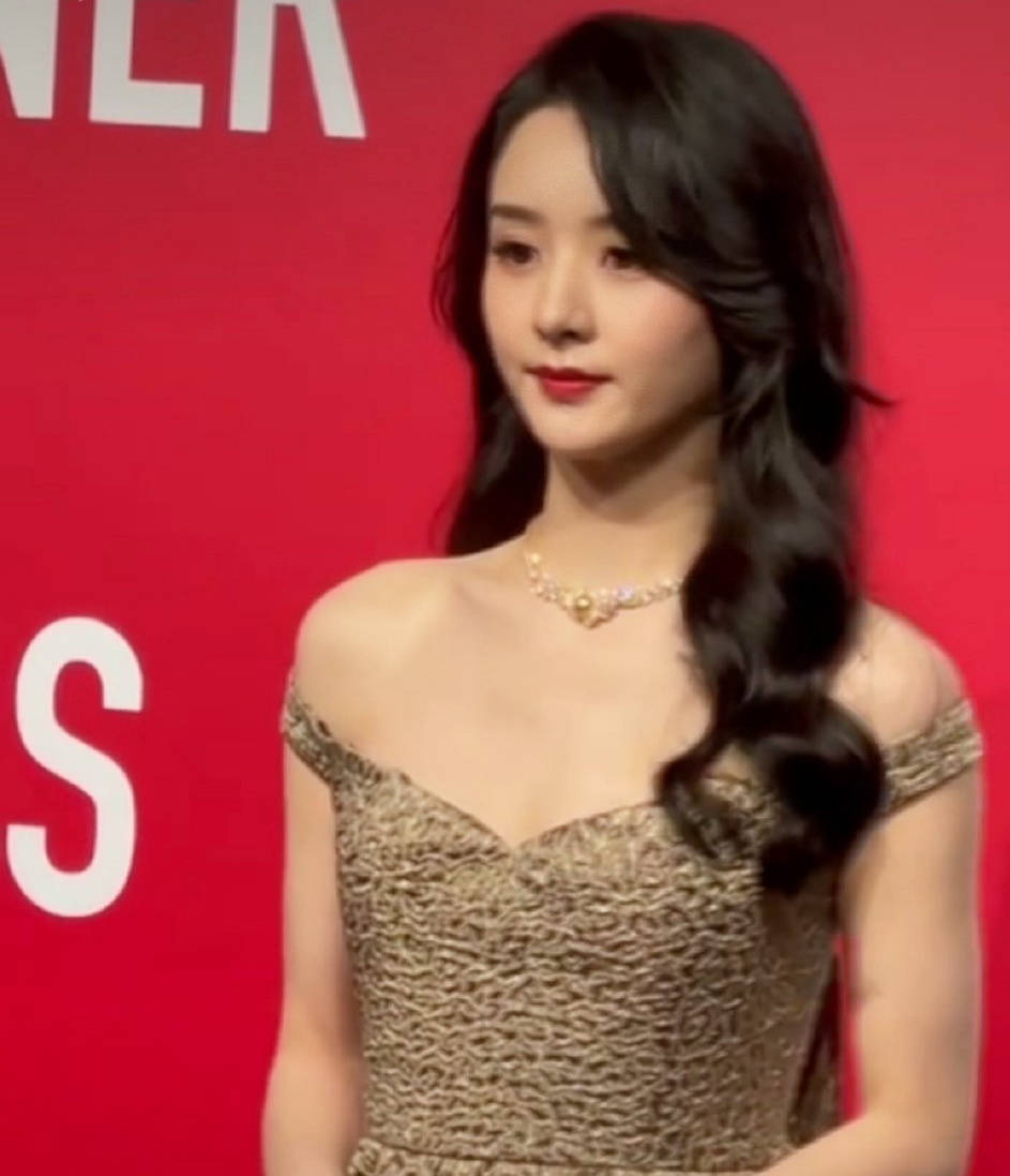 赵丽颖|赵丽颖罕见秀性感，瘦太狠礼服肩带直往下掉，海藻长发太有知性美！