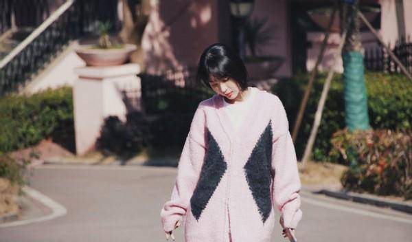 整体|李菲儿品味真不俗！穿奶奶衫配奶奶裤，看似老土，实则慵懒又高级