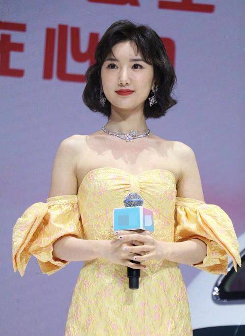 设计|毛晓彤这造型美出圈了，穿一身抹胸短裙亮相，仿佛是“出逃公主”