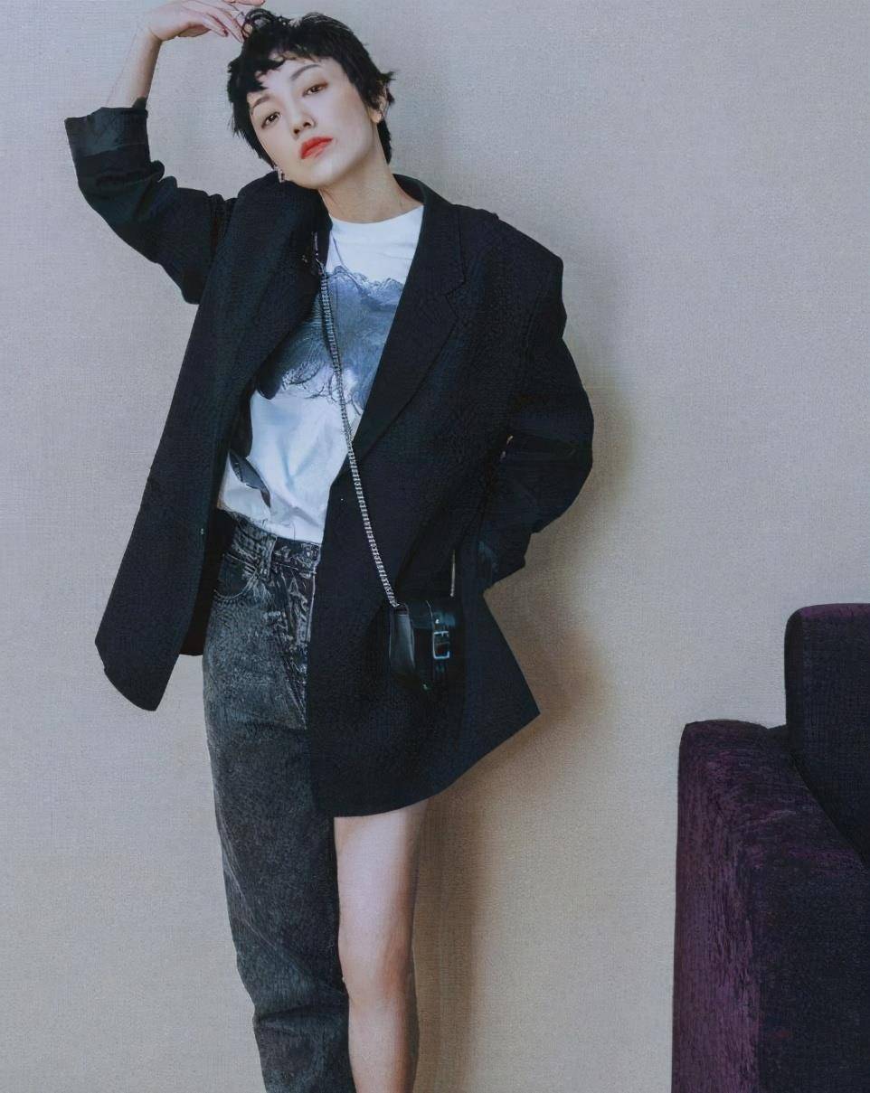 廓形|郭采洁真敢穿，长款衬衫配“蛇皮裤”，158身高穿出168气场