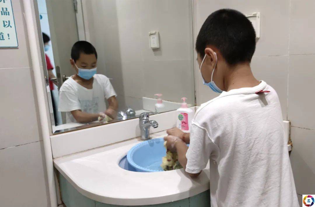 母亲|病房里，10岁哥哥暑假帮妈妈照顾患病的妹妹，看了让人心疼