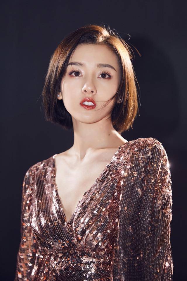 原创宋祖儿好有勇气穿上深v长裙尽显性感好身段