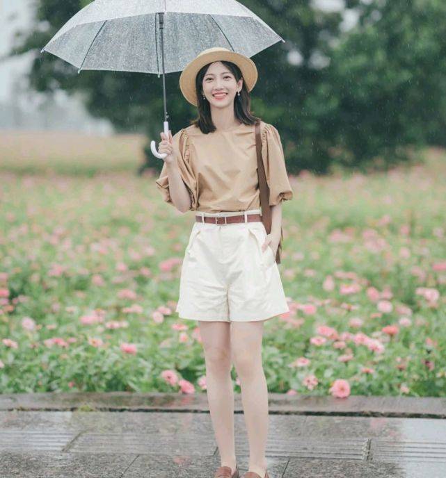 女生|秋季穿搭可以选择休闲款，简单基础的服装款式，也能诠释女性的美
