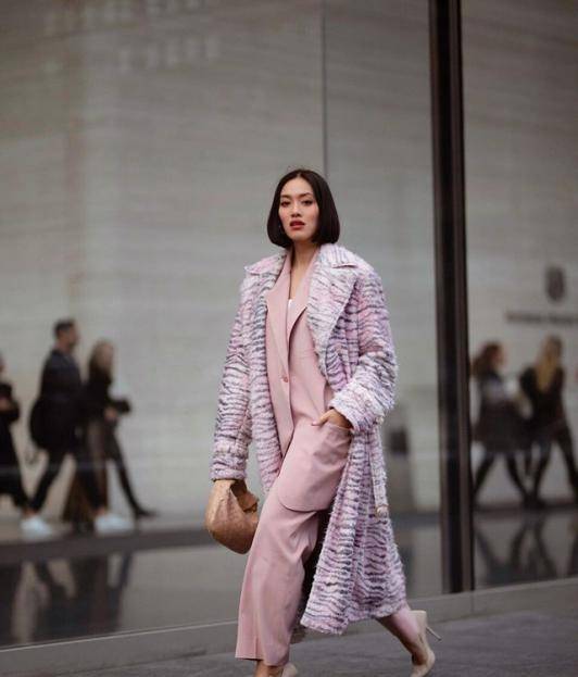 整体|李菲儿品味真不俗！穿奶奶衫配奶奶裤，看似老土，实则慵懒又高级