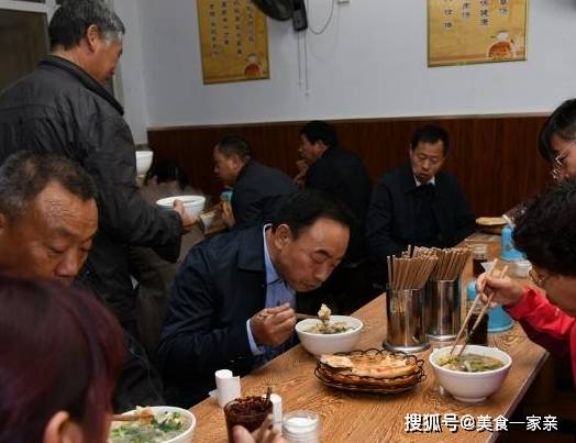 美食|母子俩联手卖“特色早餐”,天不亮就人满为患,每天至少卖500碗