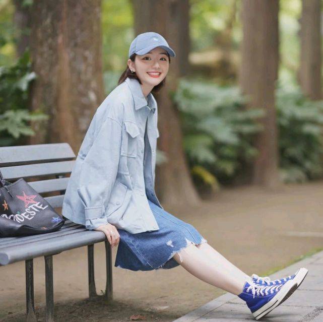 女生|秋季穿搭可以选择休闲款，简单基础的服装款式，也能诠释女性的美