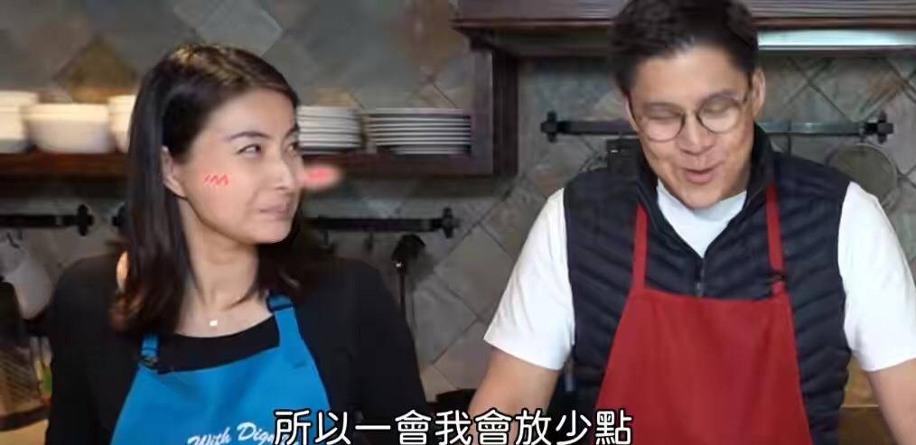黑色|郭晶晶在家为霍启刚下厨真时髦，穿秀背式上衣戴1块头绳，太宠夫