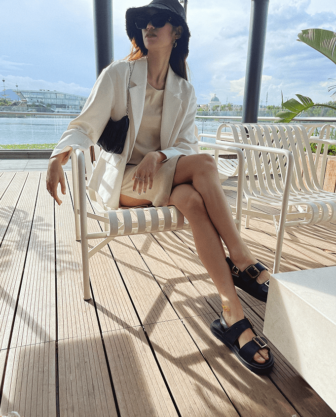 身材|杨丽萍新“接班人”挺招摇，镂空T恤不配打底穿，好在有西装遮