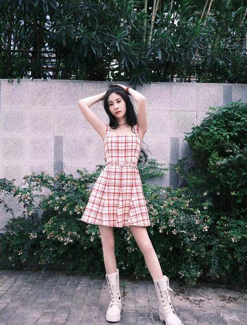 一身|趁着夏天还在，跟着张碧晨穿一身格子连衣裙，甜甜的很可爱