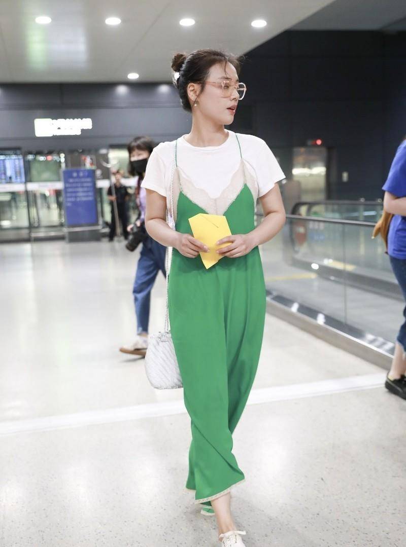 身材|李连杰小女儿终于长大了,穿吊带裙又纯又性感,遗传了妈妈的美貌