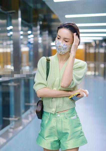 身材|金晨早秋穿搭真亮眼，针织配短裤清新显身材，可惜鞋子不太搭