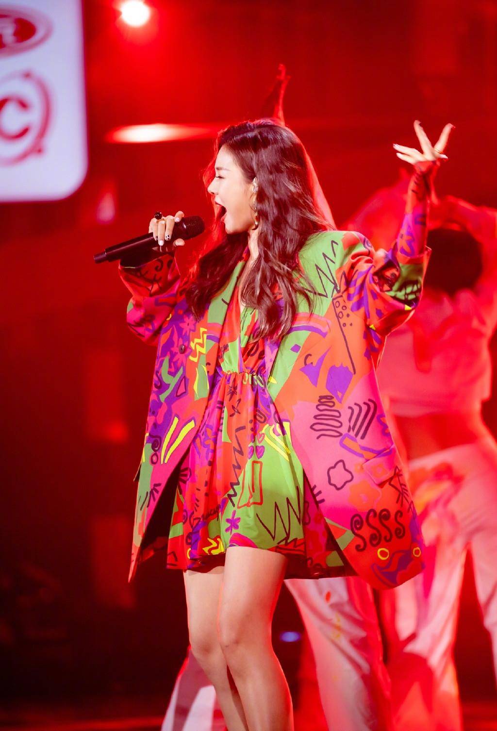 美人|圆脸美人李小萌变狂野，穿涂鸦西装短裙唱歌，罕见唇钉差点认不出