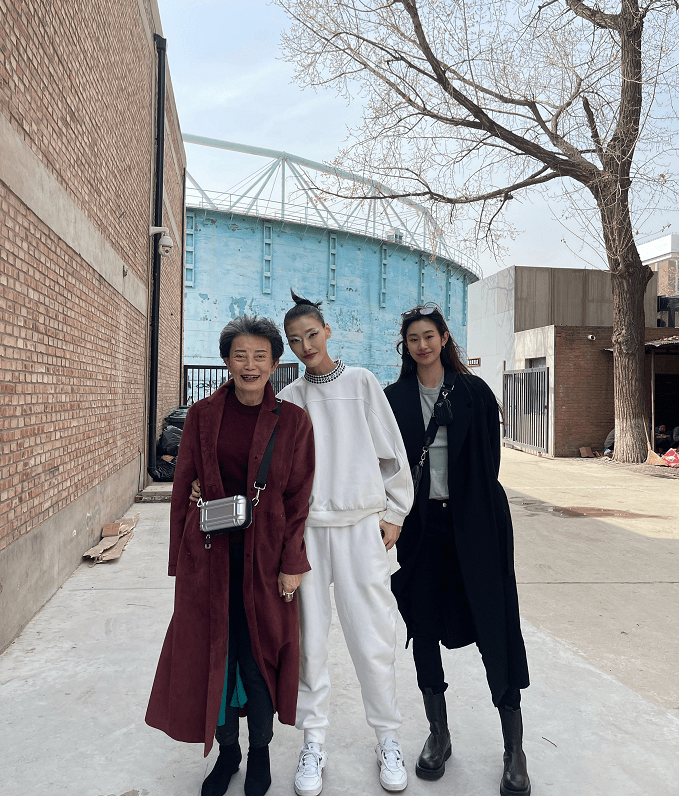 身材|杨丽萍新“接班人”挺招摇，镂空T恤不配打底穿，好在有西装遮