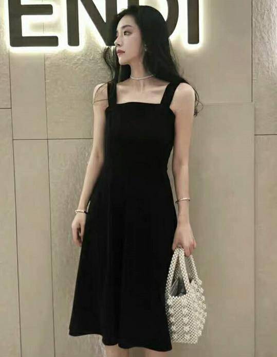 上半身|温碧霞自信过头了，54岁还敢穿低领吊带裙，身材干瘪却很有女人味