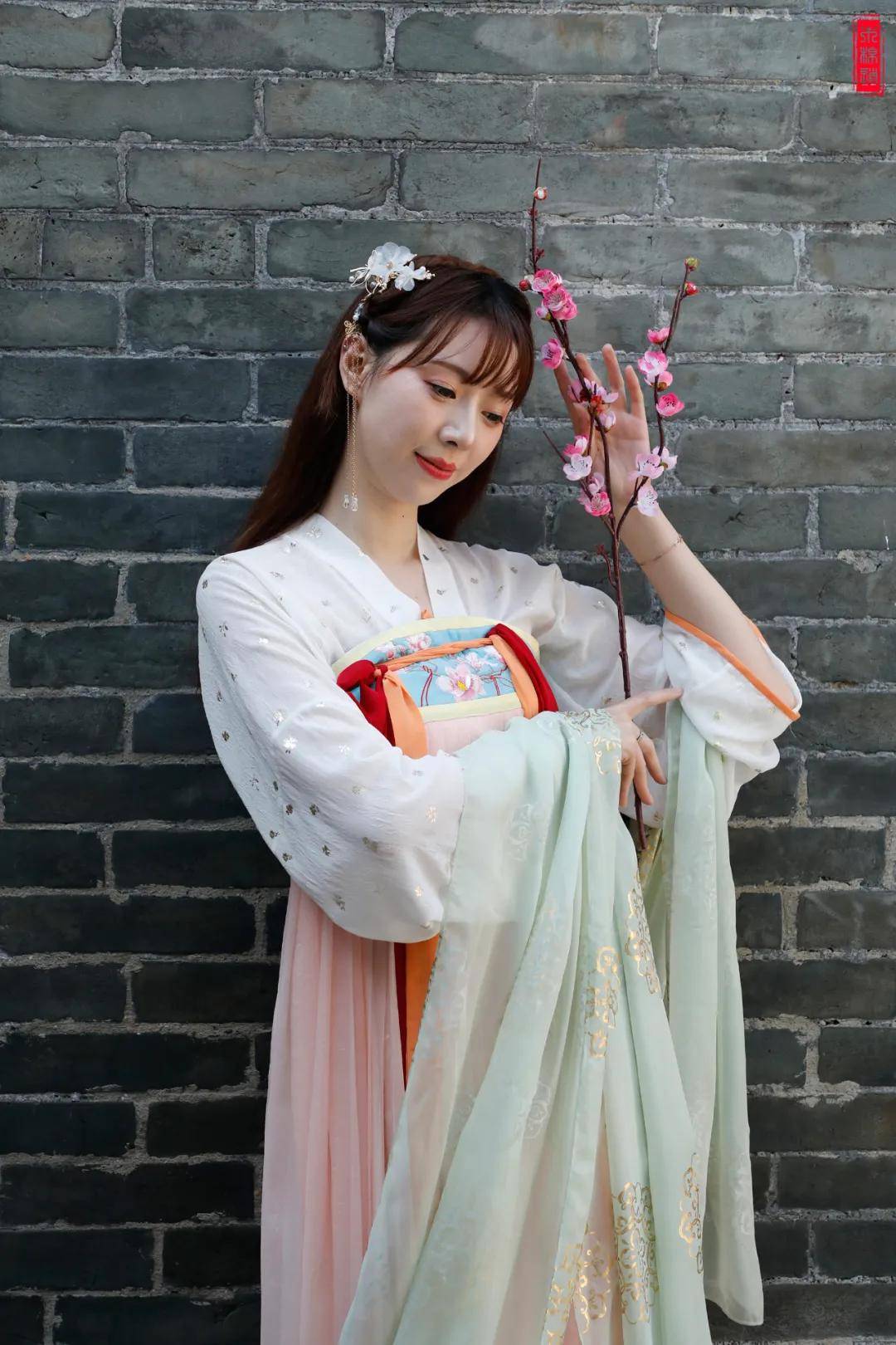 穿越|木棉道 | 央视主持人也玩“汉服变装”,你心动吗?